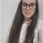 Maestra de Primaria y Español imparte clases a niños/as y adultos/as